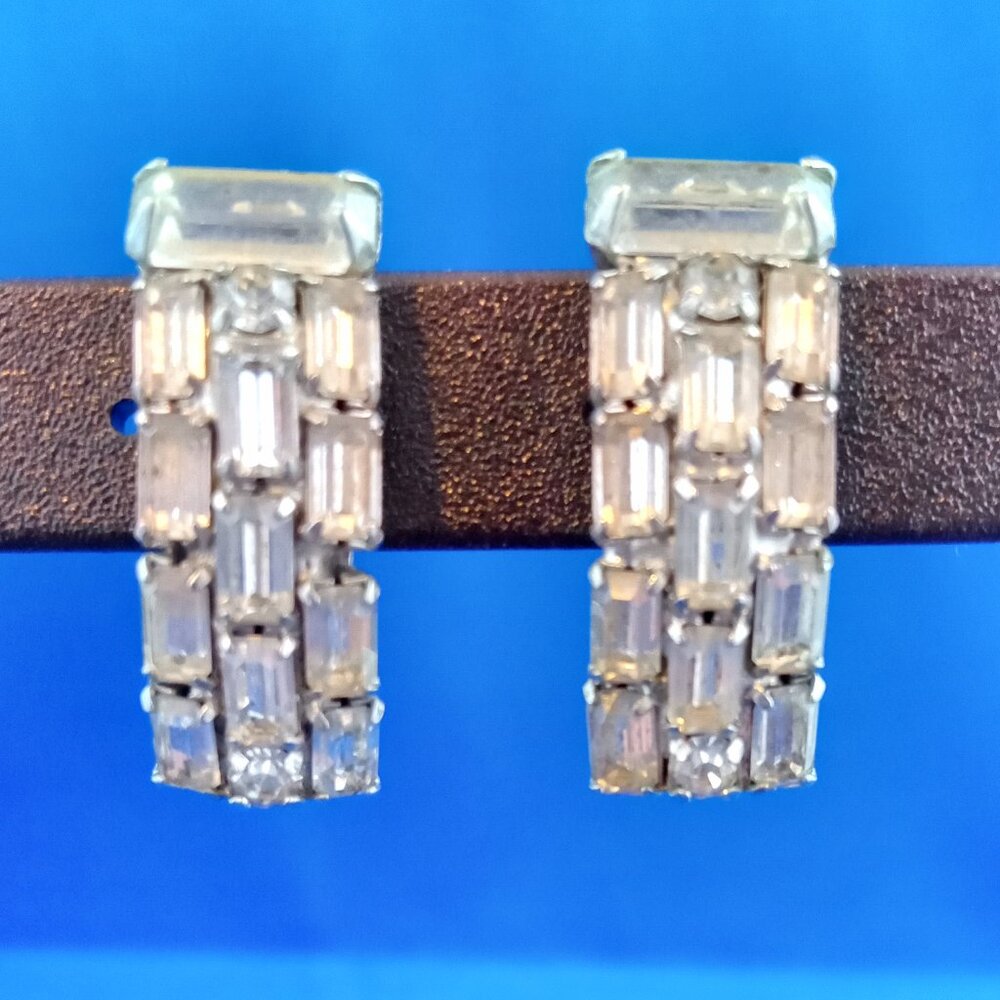 Vintage mid century rhinestone clip on earrings baguettes